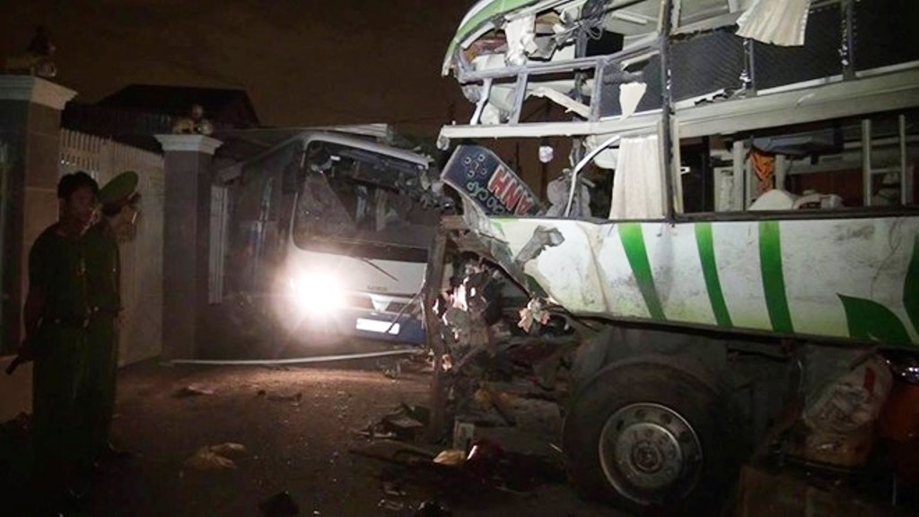 Hiện trường vụ tai nạn tại huyện Hàm Thuận Nam khiến 10 người chết và 9 người khác bị thương.