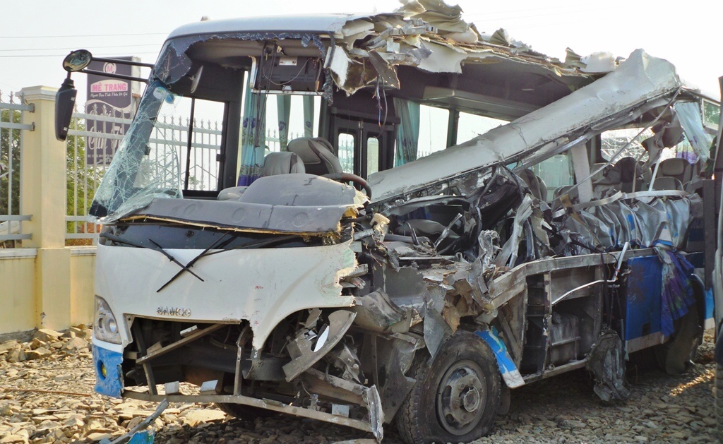 Chiếc xe khách 29 chỗ bị hư hỏng nặng được kéo về trụ sở công an huyện.