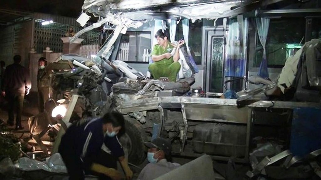 Hiện trường vụ tai nạn hai xe khách đấu đầu làm 10 người tử vong, chín người bị thương. tại huyện Hàm Thuận Nam, tỉnh Bình Thuận.