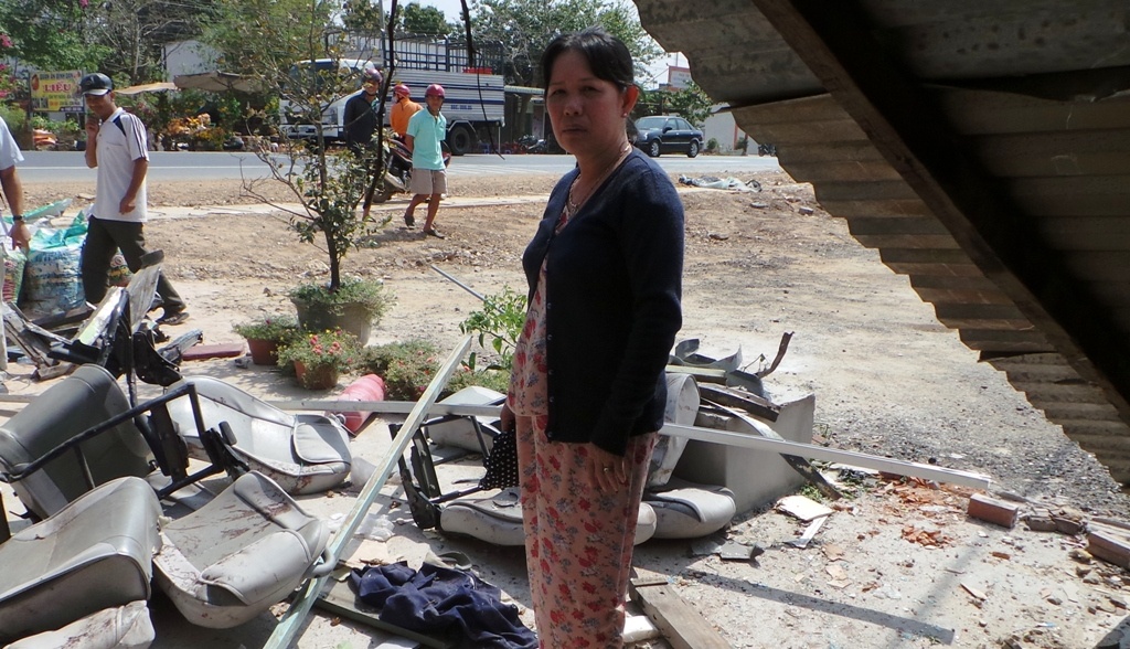 Bà Đặng Thị Hồng, chủ ngôi nhà bị xe khách lao vào kể lại thời điểm phát hiện vụ việc.