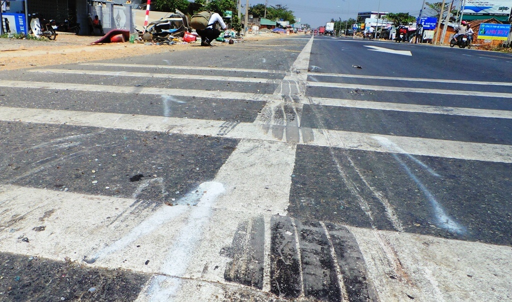 Vết cày mặt đường khi hai xe đấu đầu còn để lại trên mặt đường.