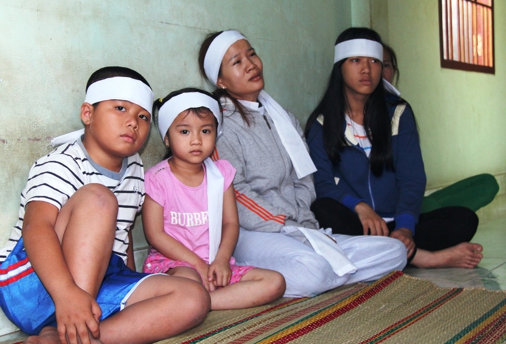 Cha con tu nan tren duong vao Sai Gon chua benh hinh anh