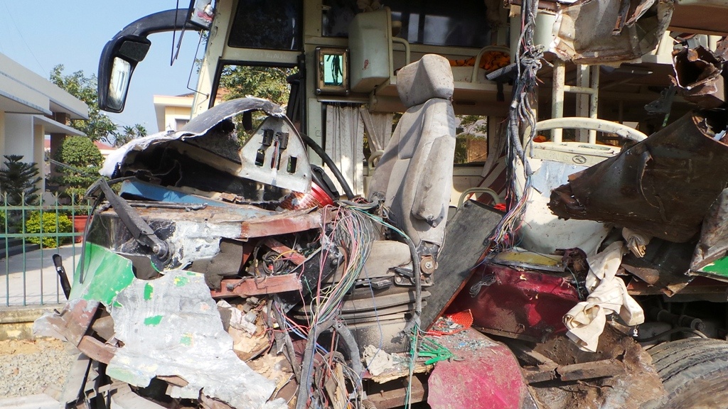 Mot ben xe khach bi san phang sau tai nan 10 nguoi chet hinh anh