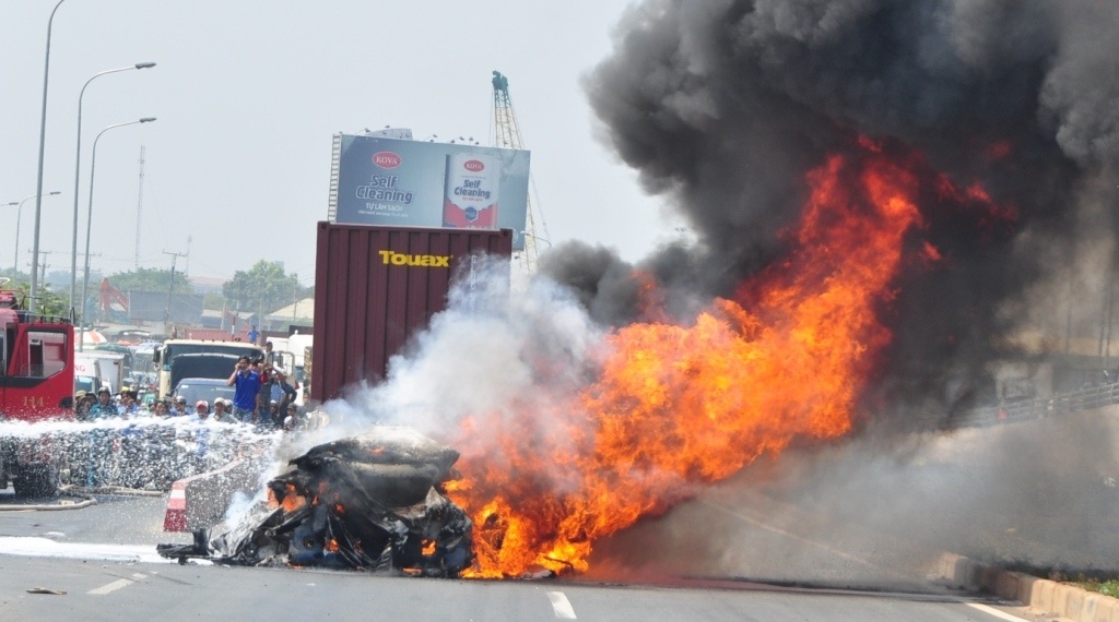 Xe dau keo dang chay boc chay ngun ngut tren quoc lo hinh anh