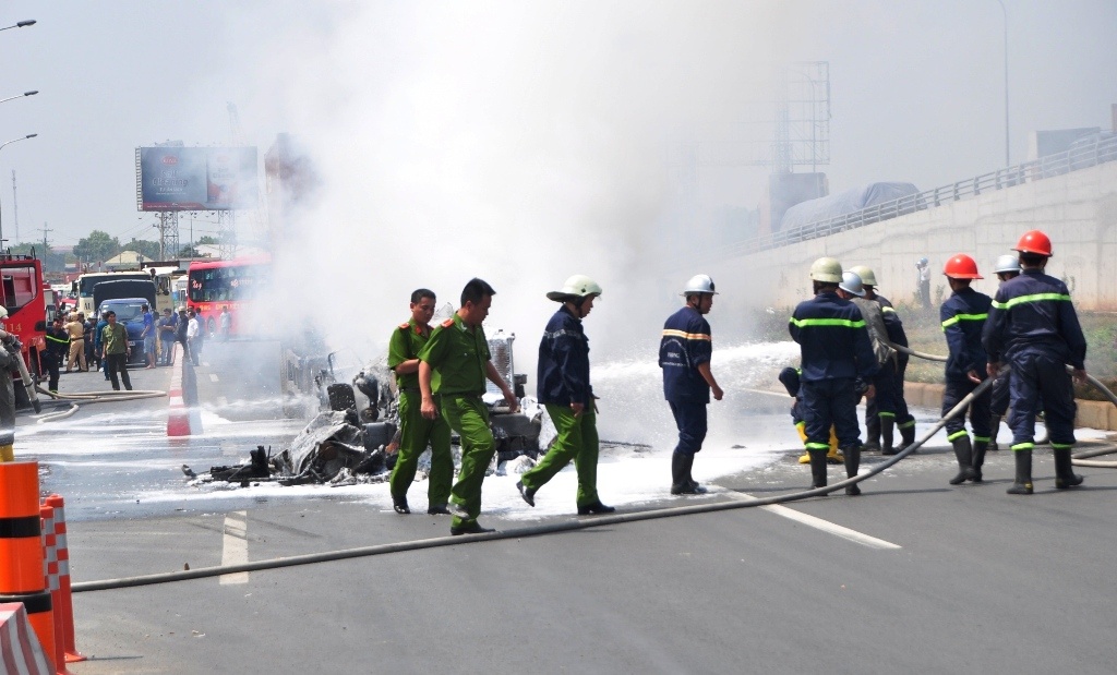 Lực lượng chức năng tỉnh Bình Dương đã có mặt khám nghiệm hiện trường và điều tra nguyên nhân vụ việc.