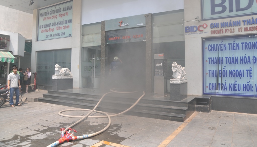 Khói đen từ tầng hầm xông lên sảnh chính củ tòa nhà.