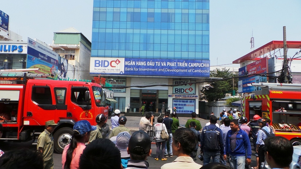 Toa nha ngan hang boc chay, hang tram nhan vien thao chay hinh anh