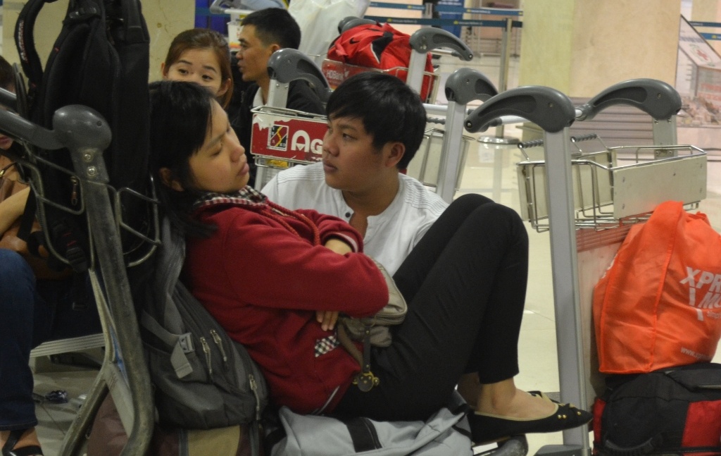 Nhiều hành khách tranh thủ chợp mắt vì quá mệt mỏi.