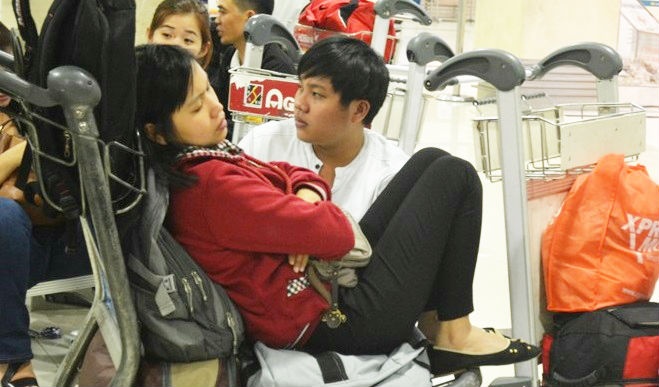 Vat va gan 10 gio van khong duoc len may bay ve que hinh anh