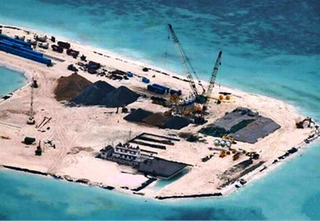 Việt Nam yêu cầu Trung Quốc chấm dứt ngay việc cải tạo, xây dựng công trình phá vỡ nguyên trạng tại quần đảo Trường Sa. Trong ảnh: Trung Quốc đang xây dựng, mở rộng đảo Gạc Ma thuộc chủ quyền của Việt Nam bị Trung Quốc dùng vũ lực chiếm năm 1988.
