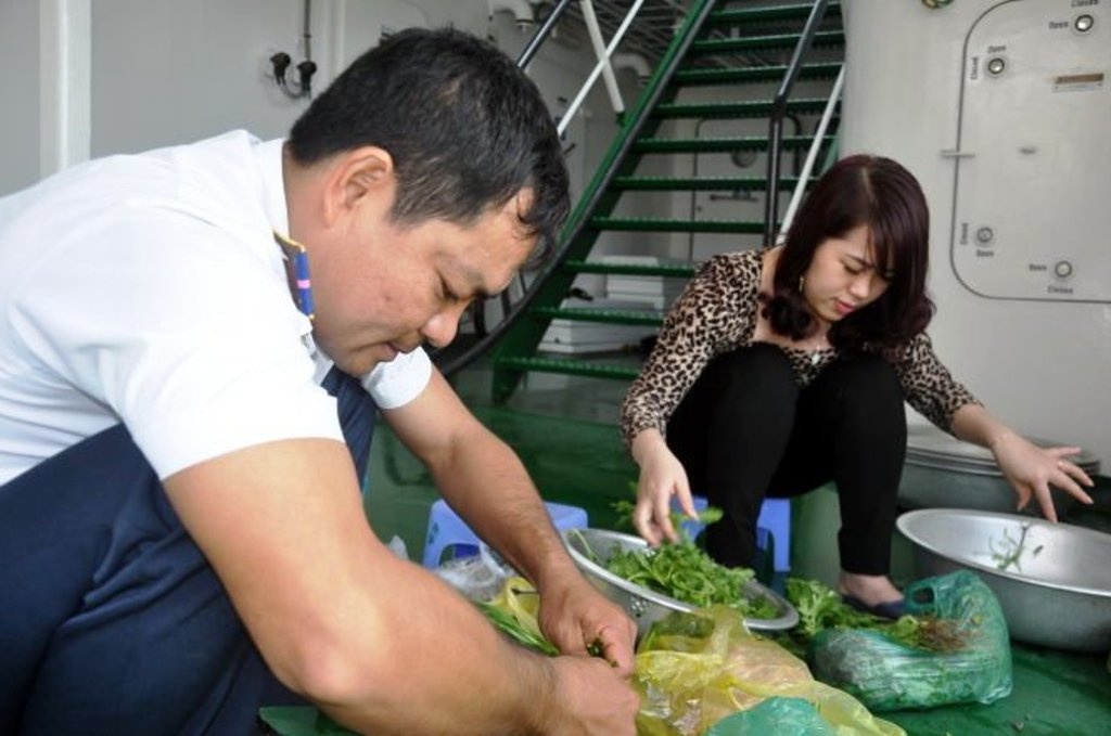 Vợ chồng thiếu úy Nguyễn Minh Vương hạnh phúc bên nhau trong những ngày đón tết trên tàu CSB 8001.