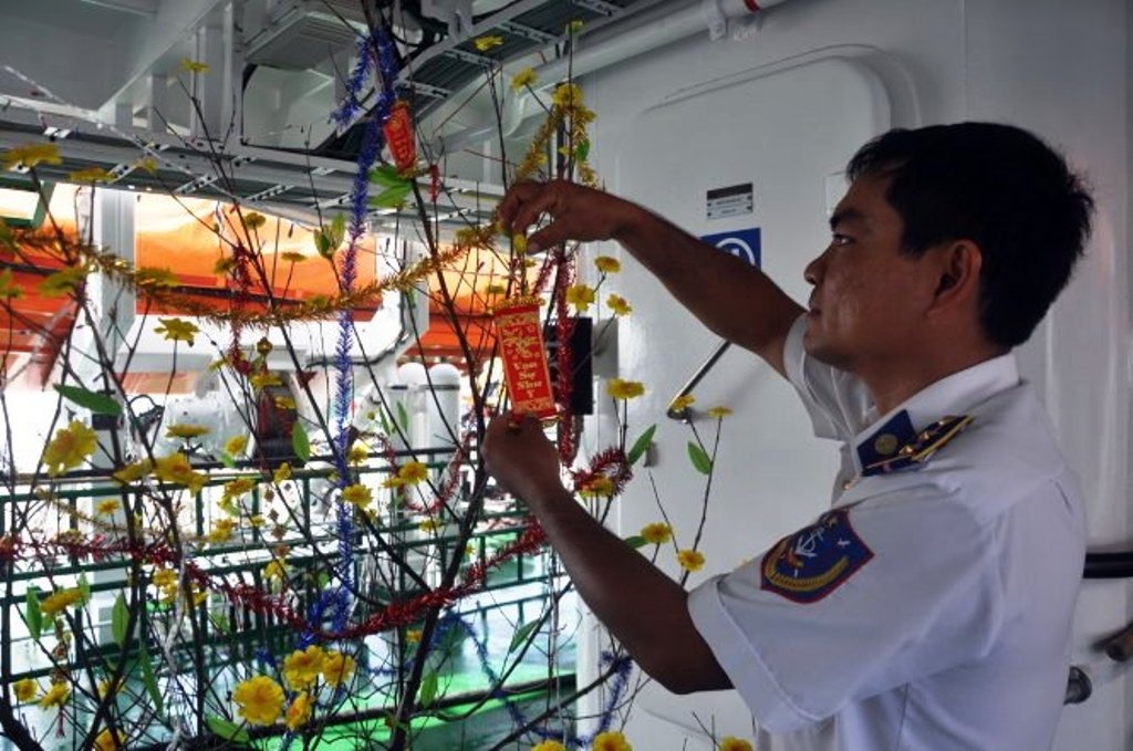 Trang trí cho cây mai trên boong tàu CSB 8001.