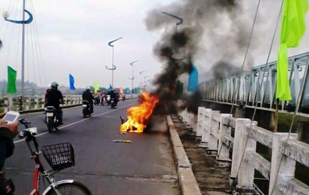 Sang 30 Tet, xe may boc chay du doi giua cau Da Rang hinh anh