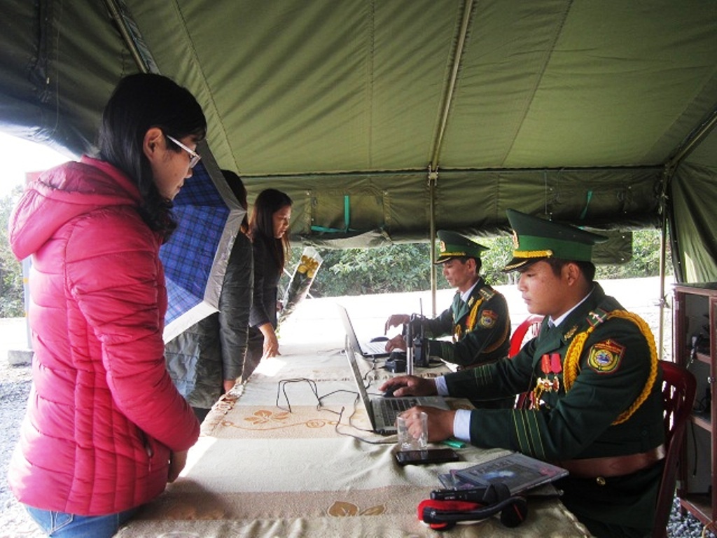 Các chiến sĩ biên phòng thực hiện nhiệm vụ ghi tên, đón khách.