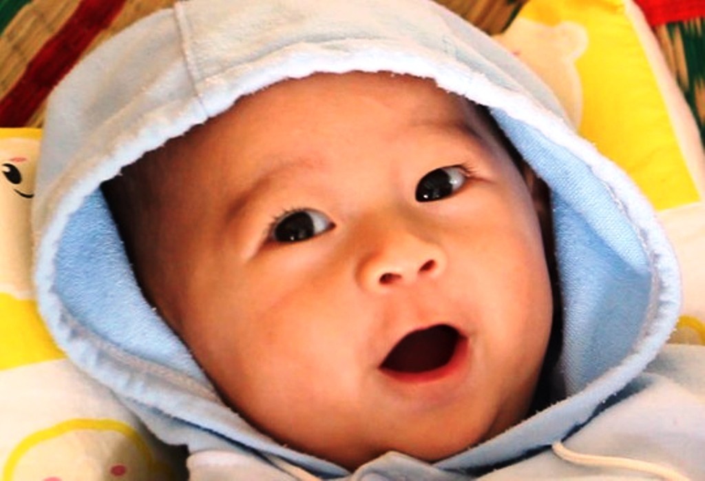 Cuoc song cua chau be vang khoi bung me gio ra sao? hinh anh