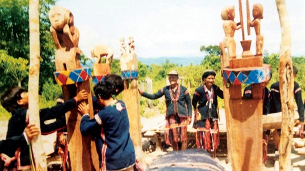 Dựng tượng nhà mồ.