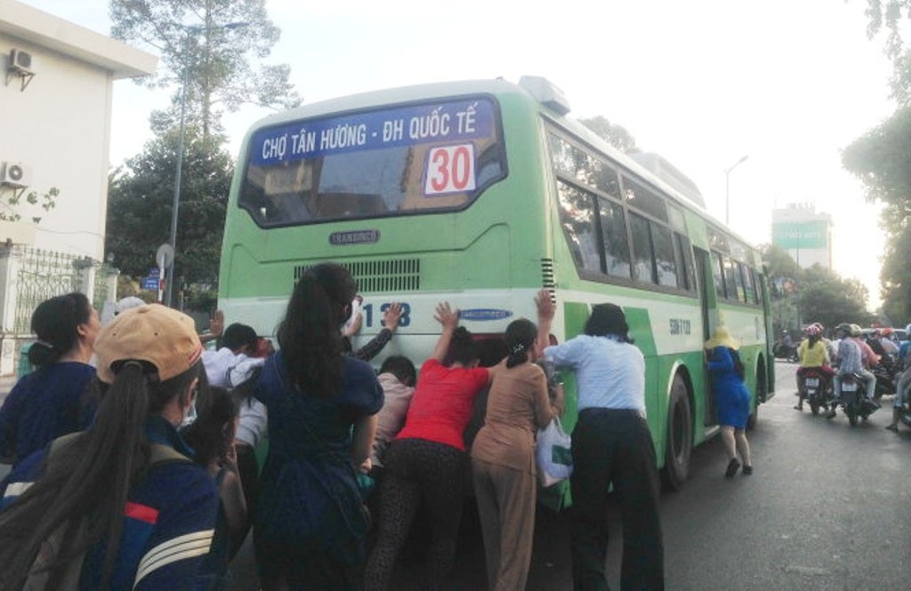 Du xuan bang xe buyt: hanh khach phai day xe hinh anh