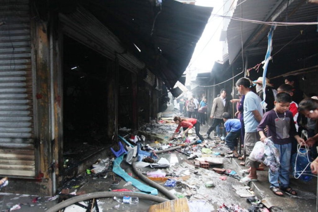 Hiện trường tan hoang sau hỏa hoạn.