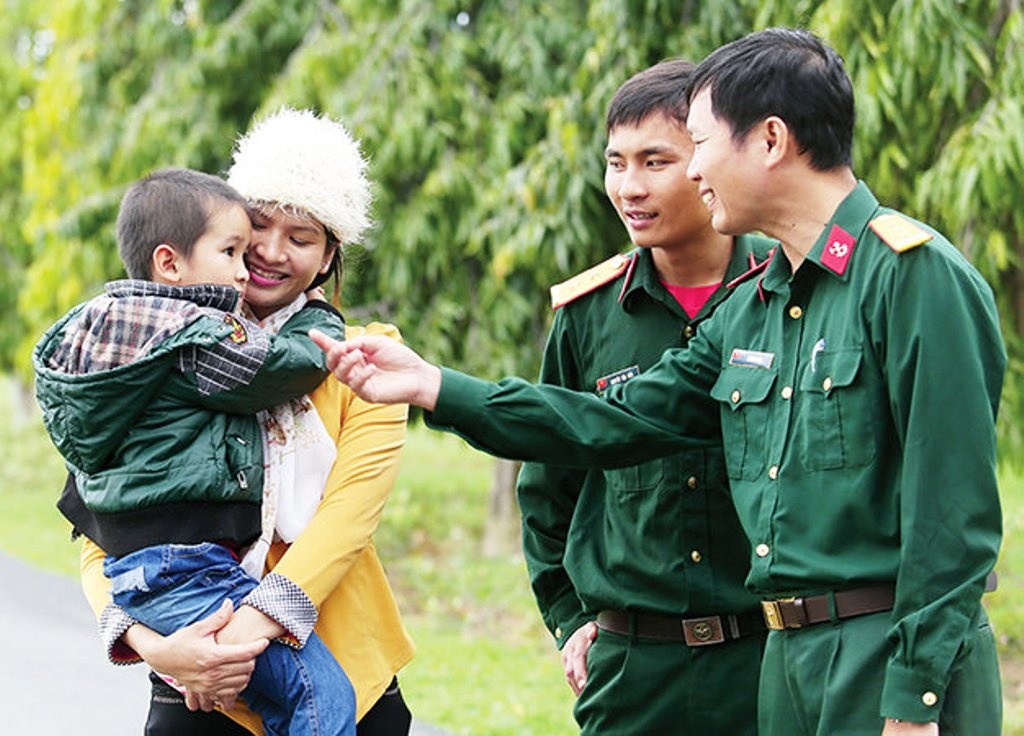 Chị Đặng Thị Hồng Ngọc và con trai từ Nghệ An tìm đến lữ đoàn công binh 293 (TP Cam Ranh, tỉnh Khánh Hòa) để cảm ơn các ân nhân.