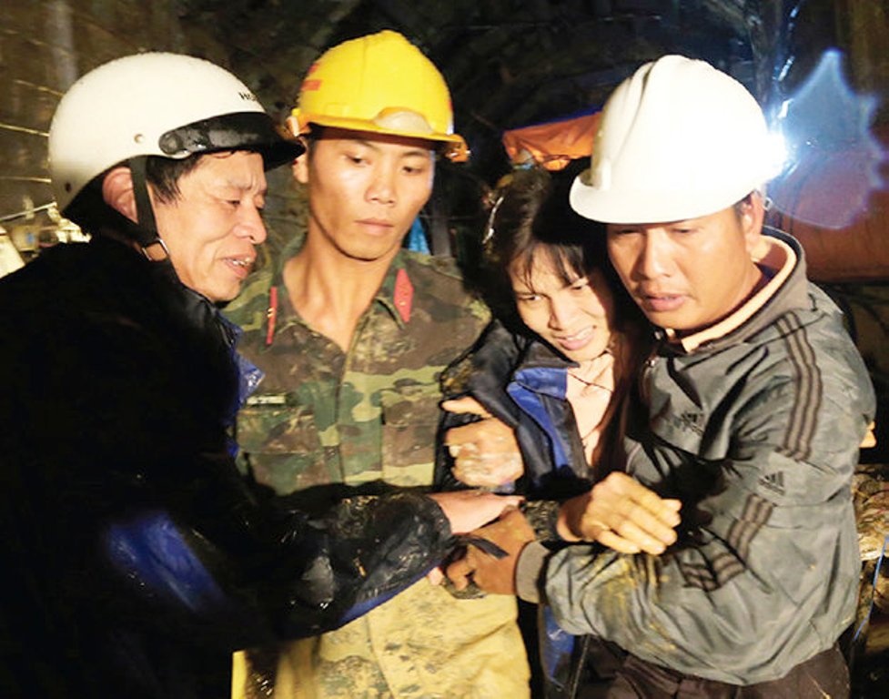 Thời khắc chị Đặng Thị Hồng Ngọc được đưa ra khỏi hầm tối.