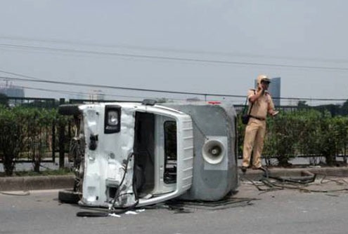 Xe canh sat gay tai nan, 2 nguoi tu vong tai cho hinh anh