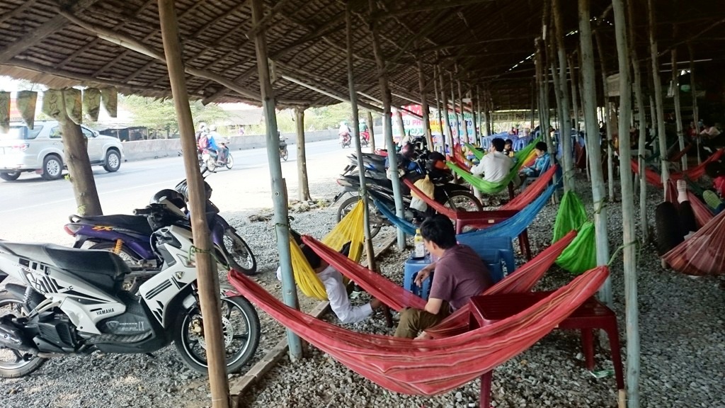 Những quán võng ven đường là điểm dừng chân ăn uống, nghỉ ngơi dành cho người đi xa bằng xe máy.