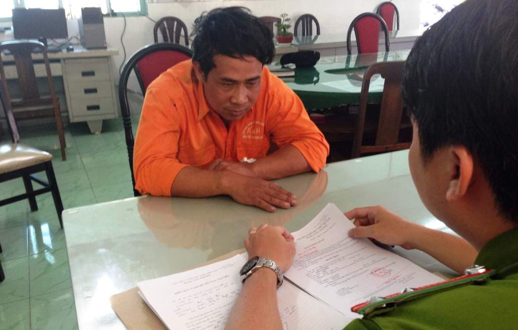 Nghi can Diệp tại cơ quan công an.