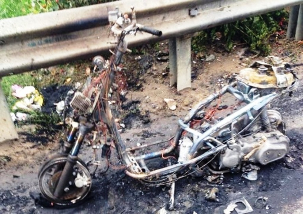 Dang chay, xe may bong boc chay ngun ngut hinh anh