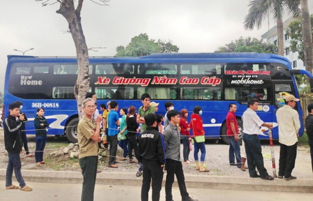 Xe khach 42 cho nhoi nhet... 76 nguoi hinh anh