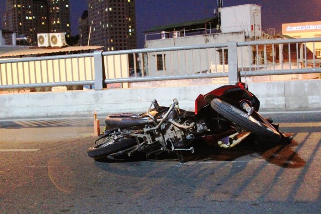 Quet vao thanh cau, nguoi dan ong chet tai cho hinh anh