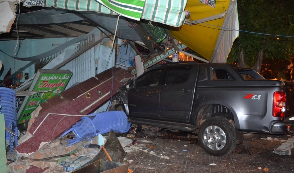 Oto 'dien' tong sap nha dan luc rang sang o Sai Gon hinh anh