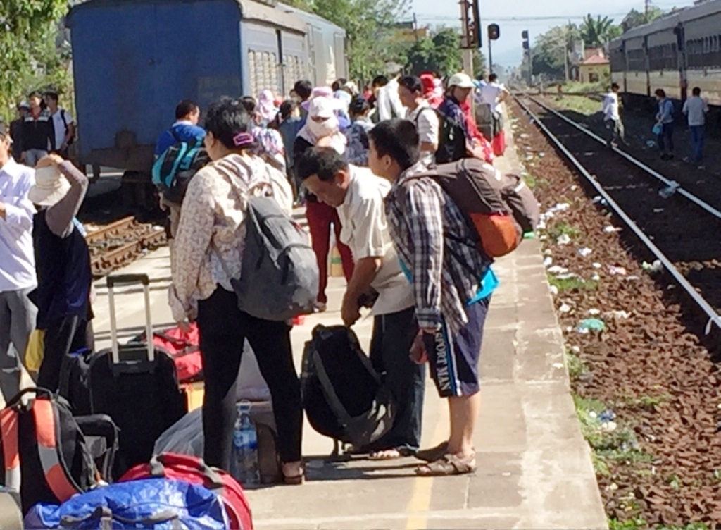 Đội nắng đợi tàu.