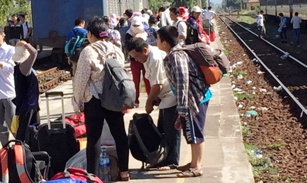 Va vat cho tau xe vao Nam hinh anh