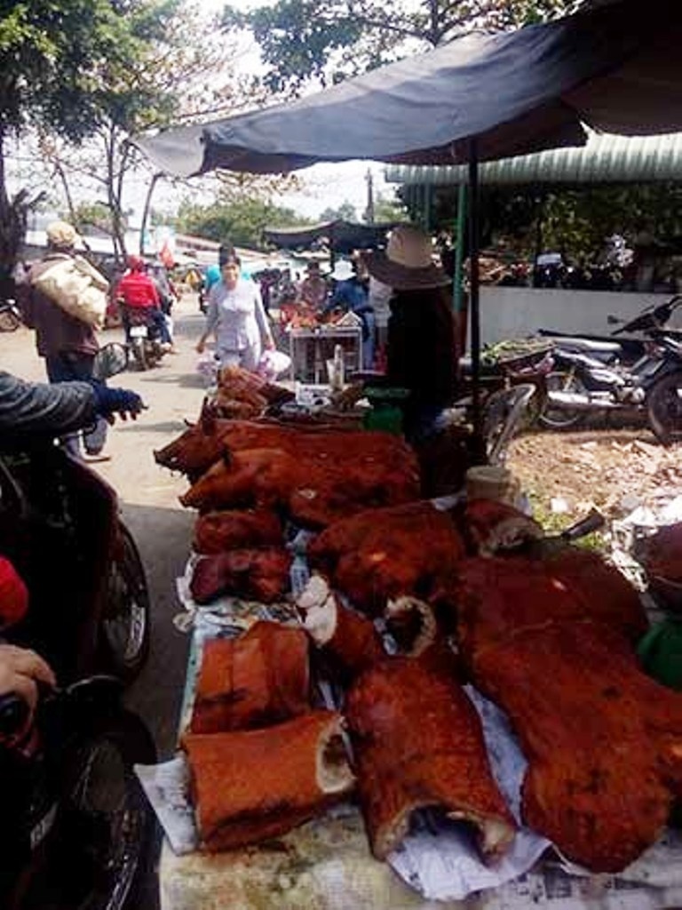 “Lộc sơn thần” có nguồn gốc từ heo chết được bán dưới chân núi Chứa Chan. 