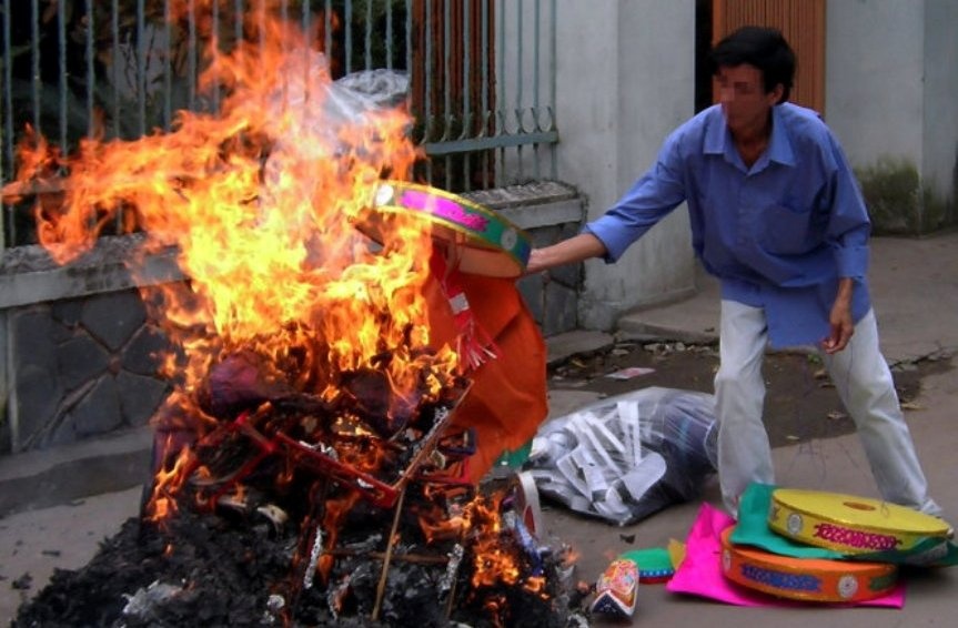 Mot gia dinh dot ca tram trieu dong vao... vang ma hinh anh