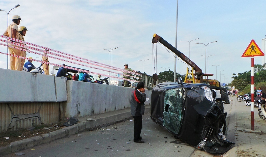 Chay qua bun nhao, oto 'bay' tu tren cau xuong duong hinh anh