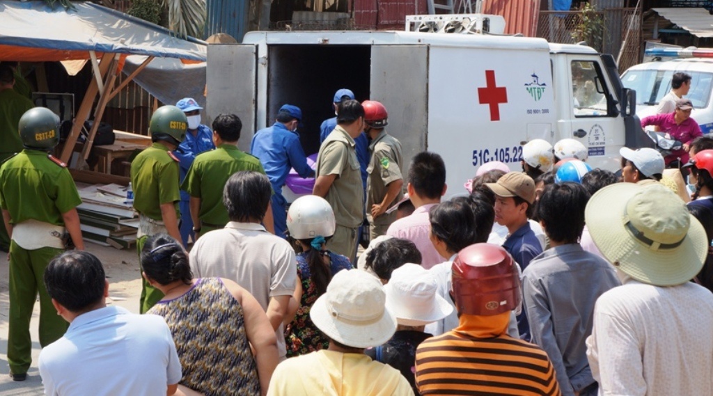 Nguoi dan ong tu vong bat thuong trong xuong go hinh anh