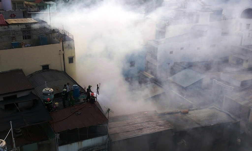 Chay lon trong hem, ca khu pho o Sai Gon nao loan hinh anh