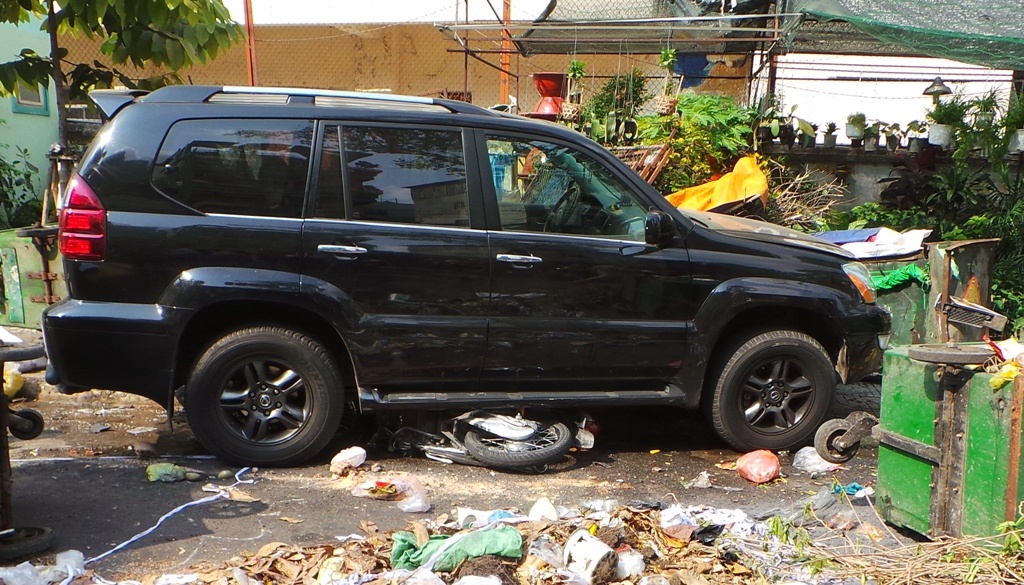 Nang xe Lexus cuu nguoi bi cuon vao gam hinh anh