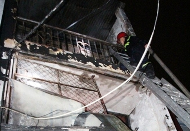 Chay nha o Sai Gon, 4 nguoi nhay tu lau 2 thoat chet hinh anh