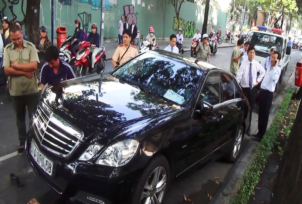 Tai xe dot tu khi dang lai Mercedes o Sai Gon hinh anh