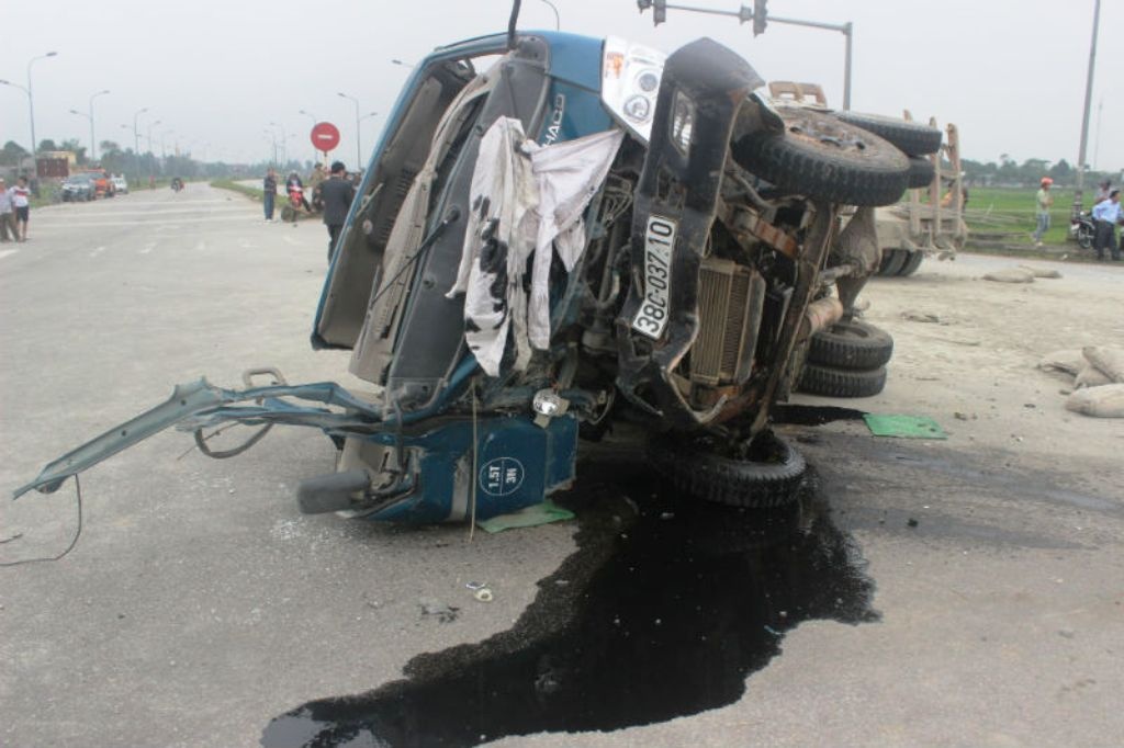 Oto tai tong truc dien xe dau keo, 3 nguoi nguy kich hinh anh