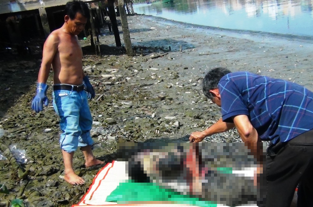 Thi the thanh nien co nhieu vet mau troi tren kenh hinh anh