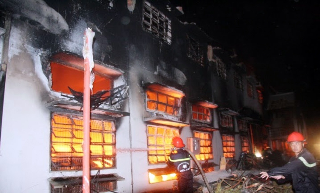 Nha xuong o Sai Gon chim trong bien lua giua dem hinh anh