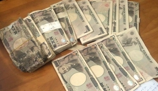 Nguoi mua ve chai hoi hop truoc ngay 'giai toa' 5 trieu yen hinh anh