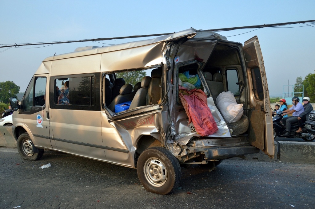 Xe dau keo tong oto khach, mot nguoi chet tai cho hinh anh