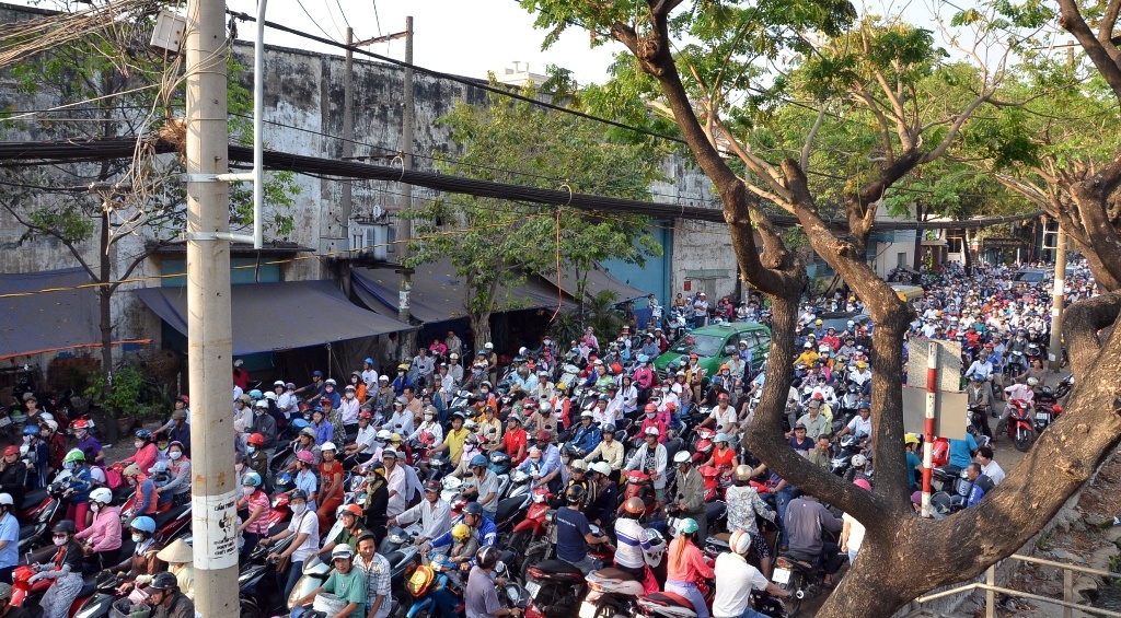 Dù thi thể người đàn ông đã được di dời nhưng tình trạng kẹt xe vẫn kéo dài.