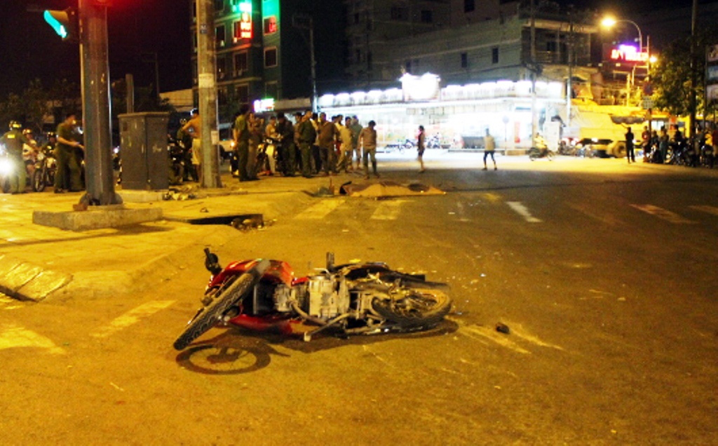 Thanh nien bi xe dau keo cuon vao gam hinh anh