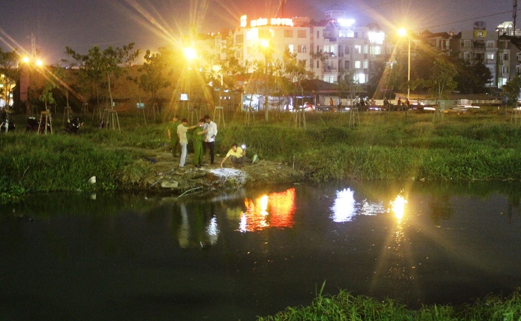 Lực lượng chức năng quận 2 khám nghiện hiệ trường nơi vụ nổ xảy ra khiến anh Đức bỏng nặng.