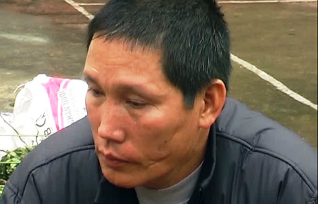 Nguyễn Văn Phong và tang vật thu giữ.